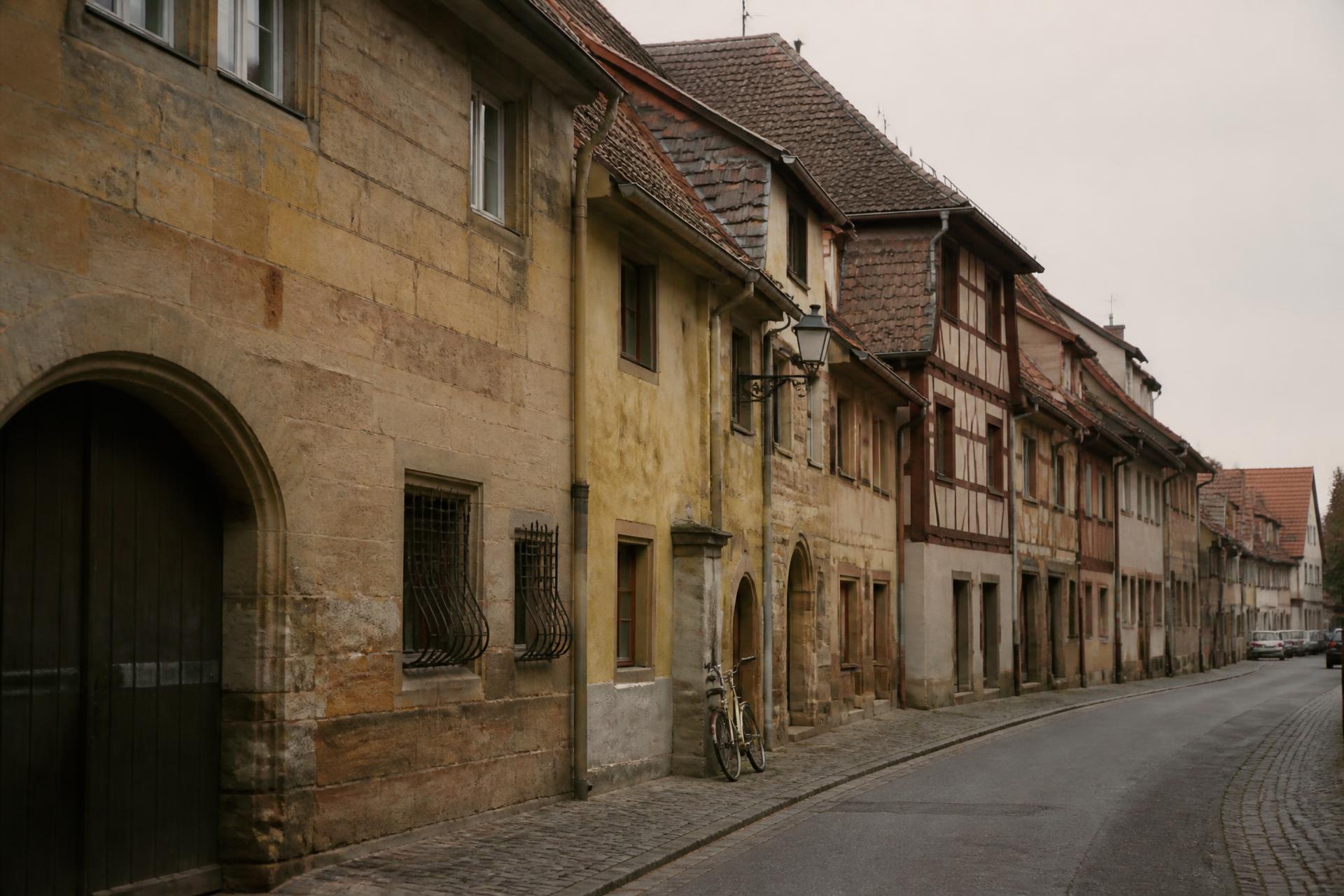 Straßenzug mit fränkischen Wohnhäusern in der Metropolregion Nürnberg